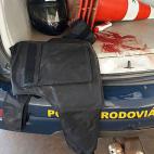 Fotograf&iacute;a cedida por la Polic&iacute;a Rodovi&aacute;ria Federal brasile&ntilde;a de un chaleco incautado junto a manchas de sangre.