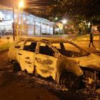 Uno de los coches quemados como distracci&oacute;n.