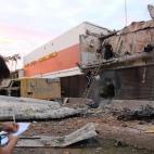 Un polic&iacute;a toma nota durante la investigaci&oacute;n de lo ocurrido en las oficinas de Prosegur asaltadas.