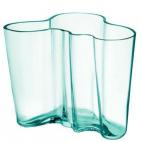 El famoso jarrón Savoy —que cumple 80 años— es la mejor prueba de cómo al finlandés le gustaba experimentar con formas orgánicas. Con ondas asimétricas y un juego de transparencias, no necesita ni flores para resultar una obra de arte....