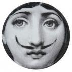 Hojeando una revista, Piero Fornasetti descubrió a la soprano Lina Cavalieri. Desde ese momento, comenzó a dibujar su rostro en toda clase de piezas: muebles, tazas, tapicerías y, por supuesto, sus inconfundibles platos. Precio: desde 135 euros