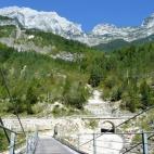 Lamentablemente, este valle es más famoso por su historia bélica que por su belleza: en plena Primera Guerra Mundial, unos 300.000 soldados del imperio austro-húngaro e italianos fallecieron aquí en diversas contiendas. Al margen de este hec...