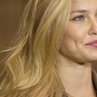 La modelo israelí Bar Refaeli ofrece una conferencia desde un set en Eilat, al sur de Israel. (AP Photo/Dan Balilty)
