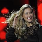La modelo israelí Bar Refaeli sonriente durante el certamen de belleza de Miss Ucrania. (Marzo 31, 2012) (AP Photo/Sergei Chuzavkov)