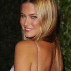 Bar Refaeli a su llegada a la fiesta de Vanity Fair con motivo del Oscar en West Hollywood, California. (Septiembre 8, 2011) (AP Photo/Peter Kramer)