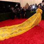 Sí, memes al respecto hubo muchos, pero nadie puede negar que el suyo, firmado por Guo Pei, fue el vestido que más comentarios generó... y la propia Anna Wintour dijo poco después de la gala que sin duda ella había sido la mejor vestida. No...