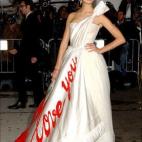 El de Karolina Kurkova es uno de los vestidos más recordados por parecer un edredón nórdico por el mensaje amoroso que ilustraba su falda, firmada por Viktor&Rolf.