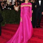 Uno los mejores looks de los últimos años fue este Ralph Lauren rosa chicle que llevó Gwyneth Paltrow en la gala de 2013. La temática era el punk y ¿qué hay más punk que llevar a una fiesta punk un traje romántico? Pues eso.