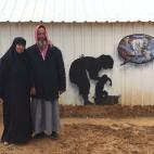 De una manera creativa y poética, Pejac ha representado la silueta de una madre con su hijo, comparándola con una pintura de principios del siglo XX del pintor postimpresionista Sorolla. "La creatividad de una madre es algo admirable. Su man...