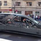 El coche que transporta los restos de Chac&oacute;n, llegando a Ferraz.