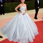 Vestida de Zac Posen, con un vestido que (además de parecer de Cenicienta) se iluminaba