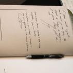 La firma de la vicepresidenta del Gobierno en el libro de condolencias.