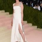 Vestida de Tommy Hilfiger, con sandalias de Jimmy Choo