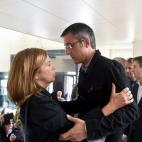 La exministra de Sanidad Ana Mato saluda a Eduardo Madina.