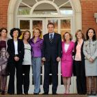 Jos&eacute; Luis Rodr&iacute;guez Zapatero junto a las ocho ministras de su segunda legislatura y la vicepresidenta: Cristina Garmendia, Magdalena &Aacute;lvarez, Mercedes Cabrera Calvo, Carme Chac&oacute;n, Mar&iacute;a Teresa Fern&aacute;ndez ...