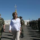 Embarazada de siete meses, pasa revista a las tropas junto al jefe de Estado Mayor de la Defensa (JEMAD), F&eacute;lix Sanz Rold&aacute;n durante una visita sorpresa a L&iacute;bano.