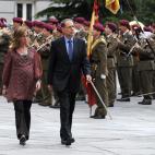 Pasando revista a las tropas junto a Javier Solana en Madrid.