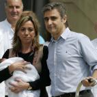 Presentaci&oacute;n de su hijo Miquel junto a su marido Miguel Barroso en la puerta del hospital Sant Joan de Deu en Esplugues de Llobregat (Barcelona).
