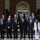 Foto de familia en la puerta del palacio de la Moncloa durante una visita del presidente franc&eacute;s Nicol&aacute;s Sarkozy.
