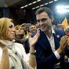 Junto a Pedro S&aacute;nchez, entonces l&iacute;der del PSOE, en un acto de campa&ntilde;a en Barcelona-