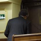 Homs, abandonando el sal&oacute;n de plenos.