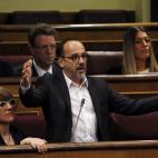 Carles Campuzano, de PDeCat, instantes antes de abandonar el sal&oacute;n.