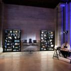 La Public Library con un artesano de la piel en primer plano