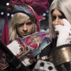 Juan Carlos es ingeniero químico, y ambos, a tiempo parcial, son acróbatas aéreos. "Hacemos trapecio, telas y aros. Incluso parkour. Queríamos traer aquí un espectáculo, pero nos dijeron que el recinto no lo permitía porque es peligroso",...