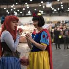 Raquel Tomé, de 27 años, va de Blancanieves, su princesa favorita. "Es la vez que he ido más cómoda", reconoce. La falda se la ha hecho ella. Marta Quevedo, de 27 años, va de Ariel, de La Sirenita. "Me gusta porque es un espíritu libre", a...