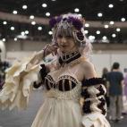 María tiene 22 años y va de una ilustración de la artista japonesa Sakizo, famosa entre los cosplayers por sus obras recargadas. Es estudiante de moda y confección, y se ha hecho ella todo el traje.