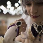 Ella hizo los patrones, compró las telas, las cortó, las bordó... Considera que el drapeado de las mangas ha sido lo más difícil. En total se gastó unos 150 euros. Y las lentillas son de encargo, ya que también las necesita para ver.