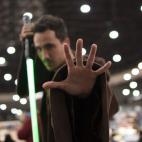 Daniel Requena, de 25 años, va de Jedi de Star Wars. "Los mejores personajes de la saga", en su opinión. El traje se lo ha hecho a mano su pareja, y le llevó varios meses. Junto a David, colabora con Fanvención, una organización benéfica q...