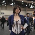 Yuna Blanchet es una tinerfeña de 24 años que va de Elizabeth, del Bioshock Infinity. Lleva unos 12 años haciendo cosplay, mejorando poco a poco, igual que mejora el material, en su opinión. Menos la tela, todo el traje es obra suya, y le ll...