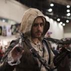 Leonard, novio de Yuna, va de Edward Kenway de Assassin's Creed 4. "Nunca me había gustado esa saga, pero fue ver que éste iba de piratas, que me encantan, y me enamoré", recuerda. Yuna le hace la ropa, y él la complementa con las armaduras,...