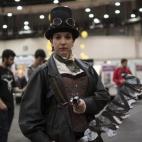 Cristina está vestida como una cazadora de Bloodborne. Tiene 23 años y lleva desde los 12 con el cosplay, ya que siempre le ha gustado hacer manualidades. "No te deja de gustar, más bien al contrario, vas aprendiendo, haciendo cosas mejores.....