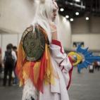 Sandra tiene 21 años y va de Amaterasu del videojuego Okami, que le encantó. Se lo hizo hace tres años, por lo que es resistente: su madre compró y cosió la tela, y ella confeccionó el arma y la mochila con cartón, tela, pintura y algunos...