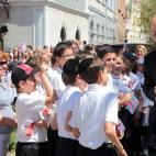 Eduardo de Inglaterra saluda a niños de la colonia británica