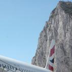 El príncipe Eduardo de Inglaterra acompañado de su esposa Sophie Rhys-Jones, bajan del avión a su llegada a Gibraltar para celebrar el 60 aniversario de la coronación de su madre con la colonia británica.