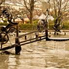 Esta fuente rememora el escenario del teatro principal de la ciudad de Basilea, que durante a&ntilde;os acogi&oacute; cientos de obras. En 1977 Jean Tinguely decidi&oacute; crear este peculiar estanque en el que nueve figuras mec&aacute;nic...