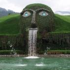 Andr&eacute; Heller dise&ntilde;&oacute; en 1995 este mundo de ensue&ntilde;o de la casa de cristales m&aacute;s famosa: Swarovski. La peculiar fuente simula un busto humano recubierto de vegetaci&oacute;n y cristales que expulsa de su boca...