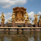 La Fuente de la Amistad de la ciudad de Mosc&uacute; posee una gran carga hist&oacute;rica. Las 16 figuras femeninas doradas representan las diferentes rep&uacute;blicas que exist&iacute;an antes de la Uni&oacute;n Sovi&eacute;tica. A d&iac...