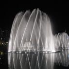La Fuente de Dub&aacute;i fue inaugurada en la primavera de 2009 y no es casual que recuerde a las famosas fuentes de Bellagio de Las Vegas, ya que tienen el mismo dise&ntilde;ador. La Fuente de Dub&aacute;i es de mayor tama&ntilde;o y, de hecho...