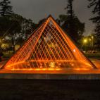 Las luces y el agua crean esta impresionante pir&aacute;mide que tan s&oacute;lo es una peque&ntilde;a parte de la colecci&oacute;n completa de fuentes de Lima. Este circuito est&aacute; formado por fuentes electr&oacute;nicas que disponen ...