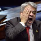 El senador Humberto Costa, con sueño, durante la madrugada de este miércoles en la sesión del Senado