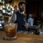 Los expertos en coctelería rechazan mezclar este licor con Red Bull, como hacen muchos jóvenes en discotecas. Si hay que hacer un combinado, "funciona perfectamente con soda, tónica, agua o zumo de naranja", asegura Anton Roidir.