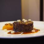 INGREDIENTES Rabo de buey, queso de Radiquero, fondo blanco de ternera, calabaza, mantequilla, pipas de calabaza y Jägermeister. CÓMO PREPARARLO Reducir el Jägermeister y caramelizar el rabo previamente cortado. Cubrir con fondo blanco de...