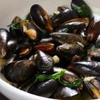 INGREDIENTES Mejillones, 1/4 taza de Jägermeister, 1/4 taza de cebolla picada, 2 dientes de ajo picados, zumo de un limón, 2 cucharadas de mantequilla, 1 cucharada de aceite de oliva, sal y hojas de albahaca fresca. CÓMO PREPARARLO Limpiar...