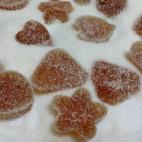 INGREDIENTES 200 g de azúcar, 100 ml de agua, 2 sobres de gelatina neutra, 100 ml de Jägermeister y 4 cucharaditas de vainilla (opcional) CÓMO PREPARARLO La clave aquí está en los moldes, para dar forma a las gominolas. Lo primero es pi...