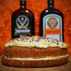 INGREDIENTES Para la tarta: 220 g. de azúcar moreno, 225 g. de mantequilla, 2 huevos, especias, Jägermeister, 1 cucharadita de jengibre molido, 160 g. de harina de autoelevación y 85 g. de harina de trigo. Para el glaseado: 120 g. de manteq...