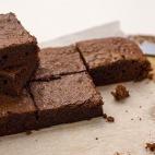 INGREDIENTES 140 g. de harina, 1/2 cucharadita de levadura, una pizca de sal, 250 g. de chocolate negro, 3 huevos, 150 g. de mantequilla sin sal, 1 cucharada de cacao en polvo, 280 g de azúcar, 2 cucharaditas de extracto de vainilla y 4 chupit...